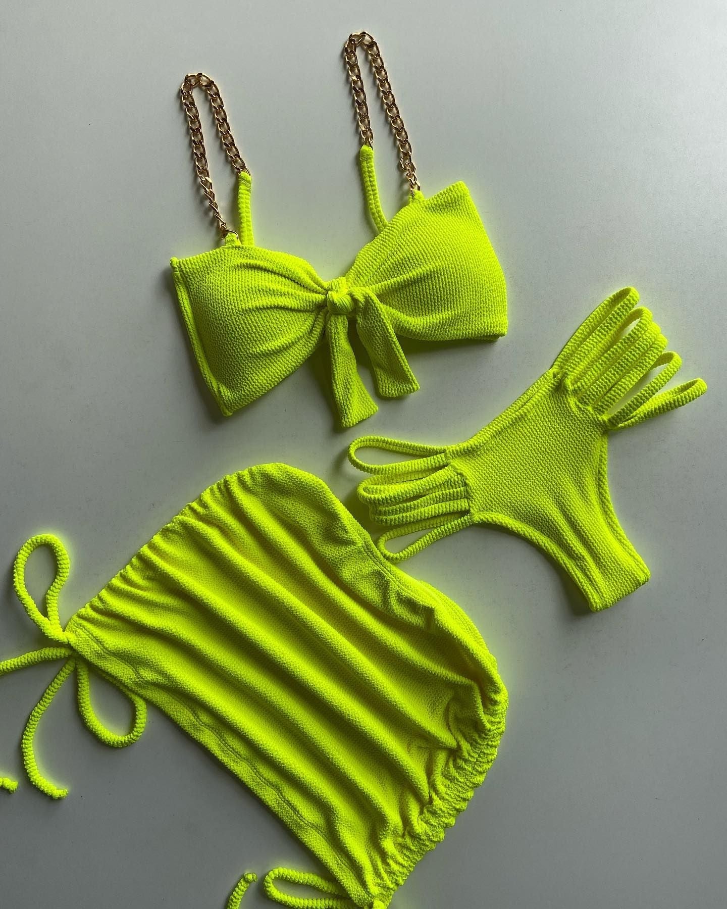 Conjunto de bikini de tres piezas con falda fruncida y cadena