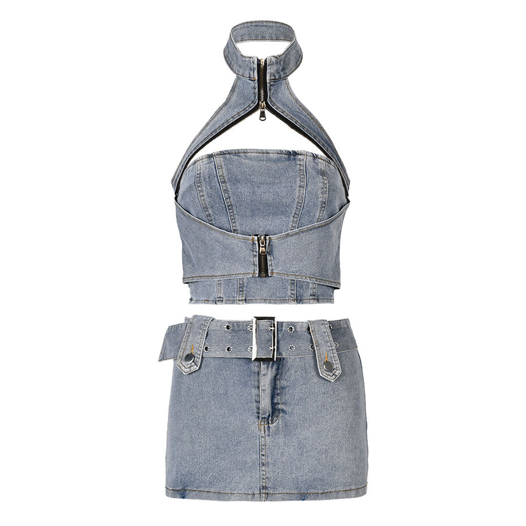 Passendes Set aus Neckholder-Crop-Top aus Denim mit Reißverschluss und Mini-Jeansrock mit Gürtel