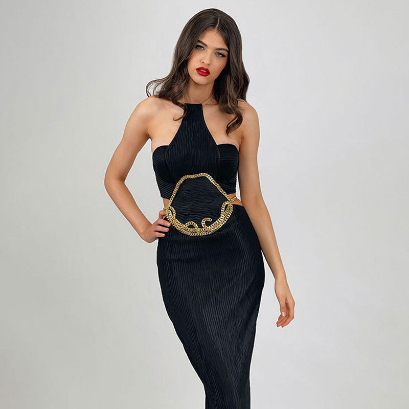 Vestido de noche largo con escote halter, espalda descubierta, aberturas y textura tipo vendaje, con cadena atrevida