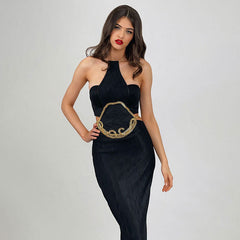 Vestido de noche largo con escote halter, espalda descubierta, aberturas y textura tipo vendaje, con cadena atrevida