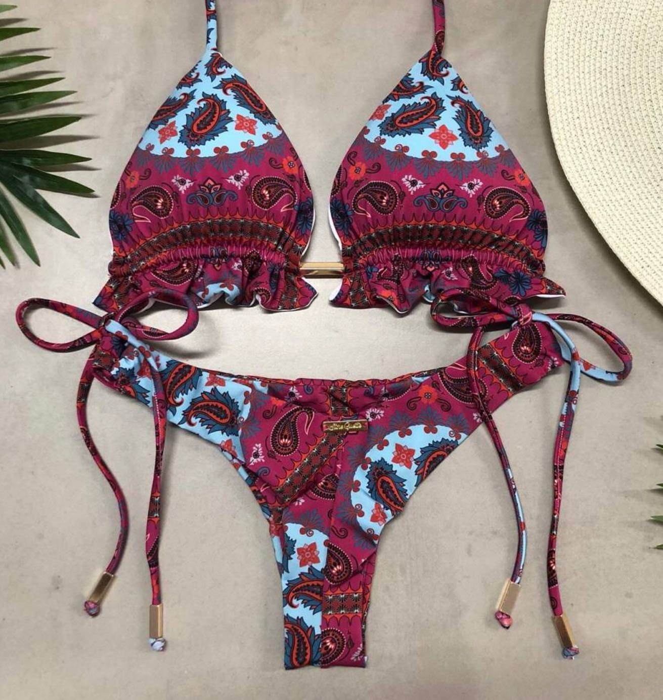 Bikini hawaiano con flecos y estampado floral 