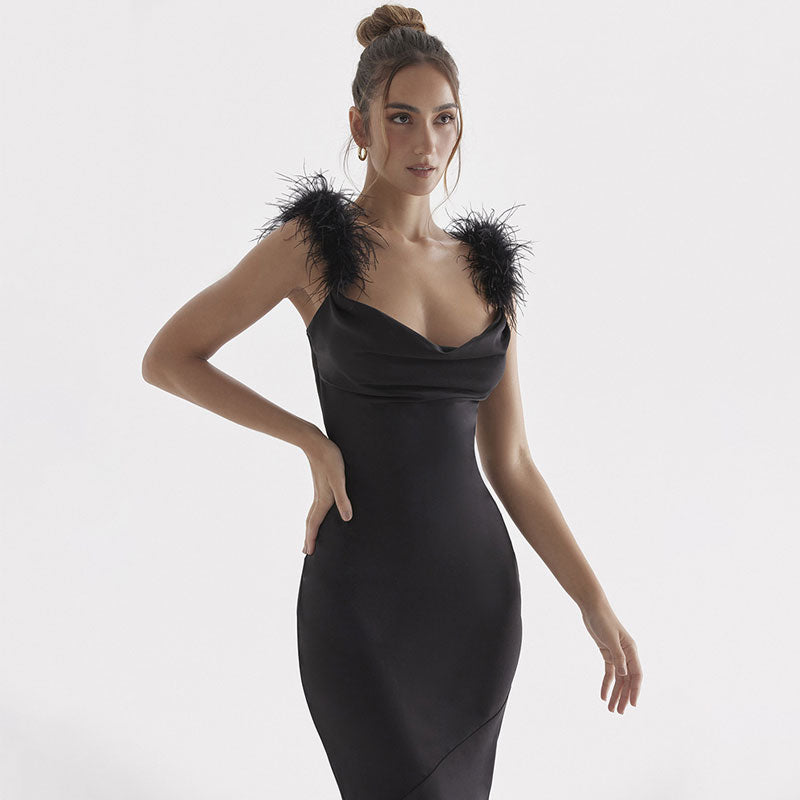 Elegante vestido de noche largo de satén con cuello vuelto, drapeado y ribete de plumas - Negro