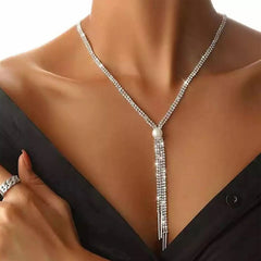 Elegante collar con borlas y detalles de perlas y diamantes de imitación - Plateado