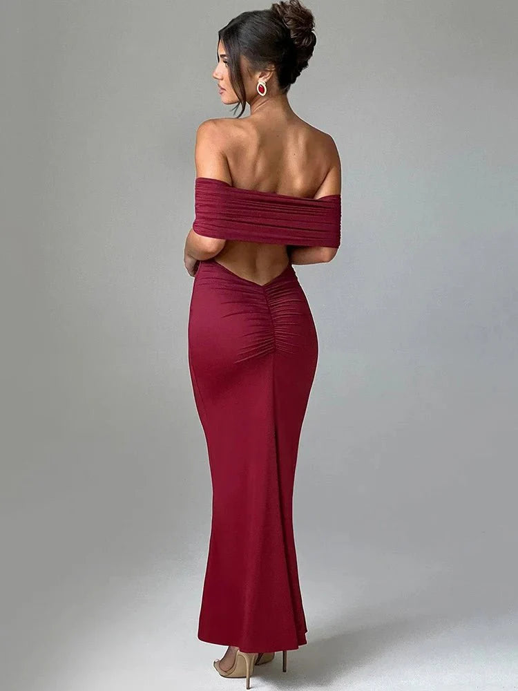 Elegantes trägerloses schwarzes Maxikleid