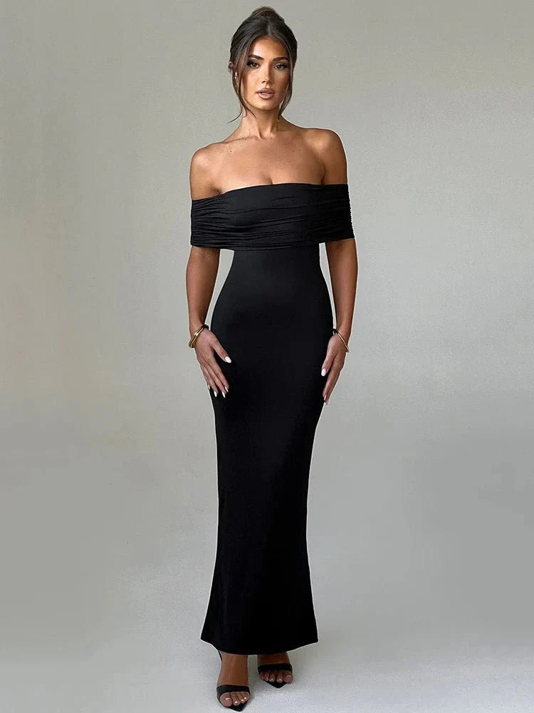 Elegantes trägerloses schwarzes Maxikleid
