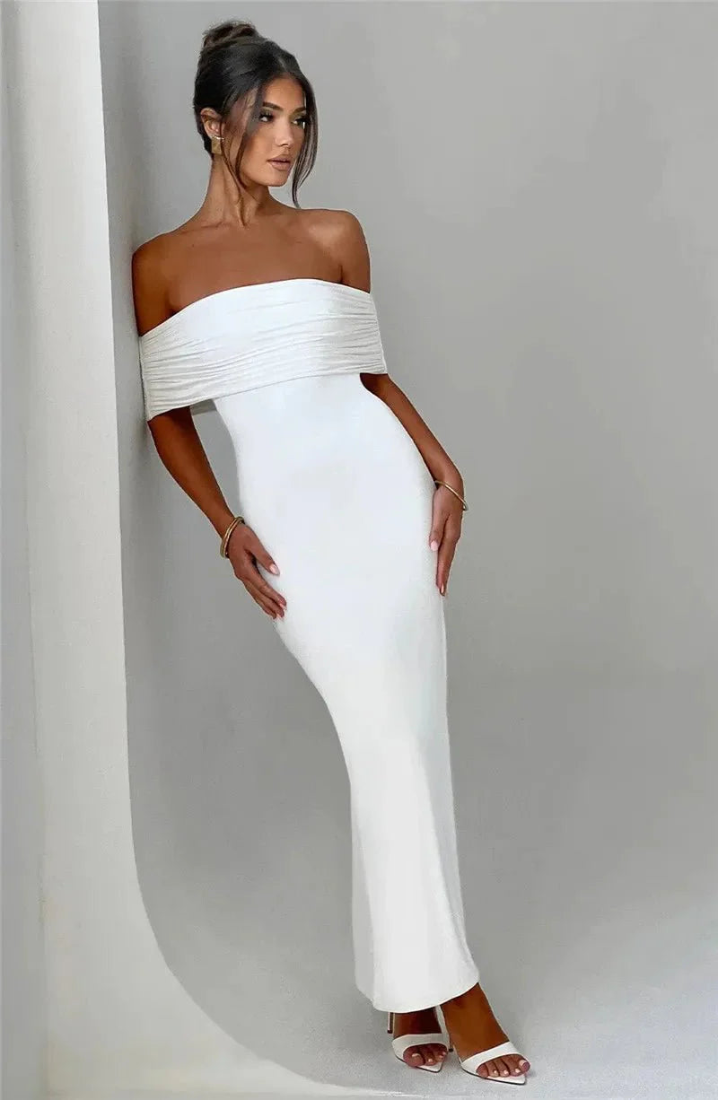 Elegantes trägerloses schwarzes Maxikleid