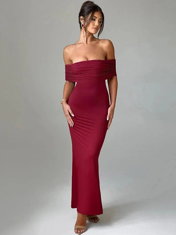 Elegantes trägerloses schwarzes Maxikleid
