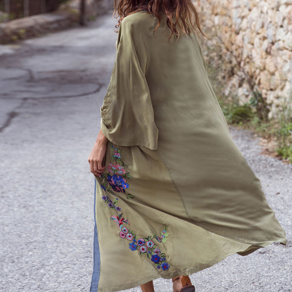 Brasilianisches Maxi-Strandkleid mit ethnischen Blumenstickereien und Ärmeln