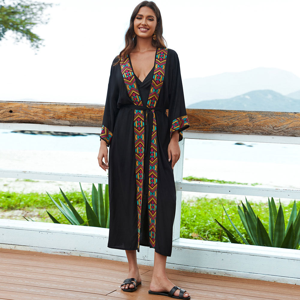 Vestido playero tipo caftán con mangas anchas, cinturón y frente abierto con bordado floral exótico