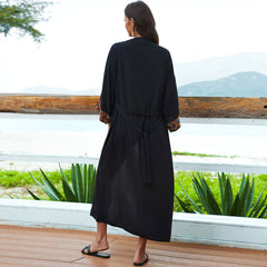 Vestido playero tipo caftán con mangas anchas, cinturón y frente abierto con bordado floral exótico