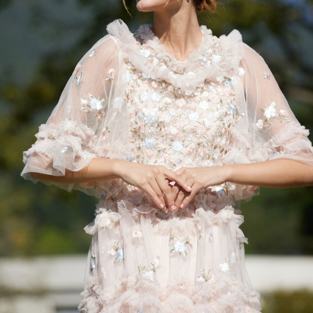 Exquisites Sommer-Maxikleid aus Tüll mit Glockenärmeln, gestuften Rüschen und Blumenstickerei