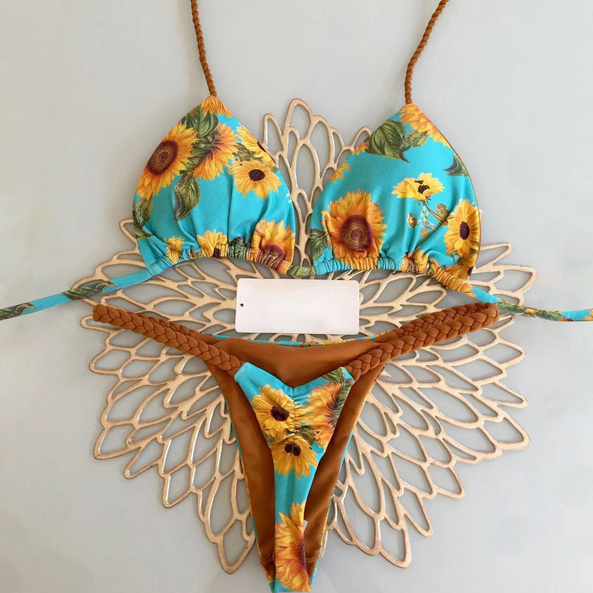 Stylischer Bikini im Sonnenblumen-Urlaubsstil mit Strapsen