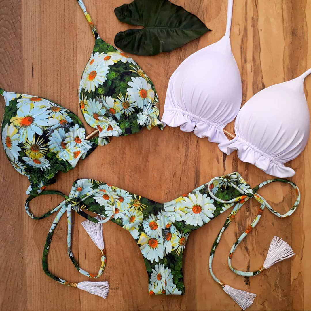 Bikini dividido de tres piezas con estampado de margaritas 