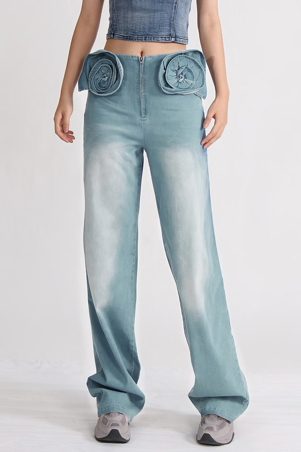 High Waist Jeans mit Blumenaufnäher - Blau