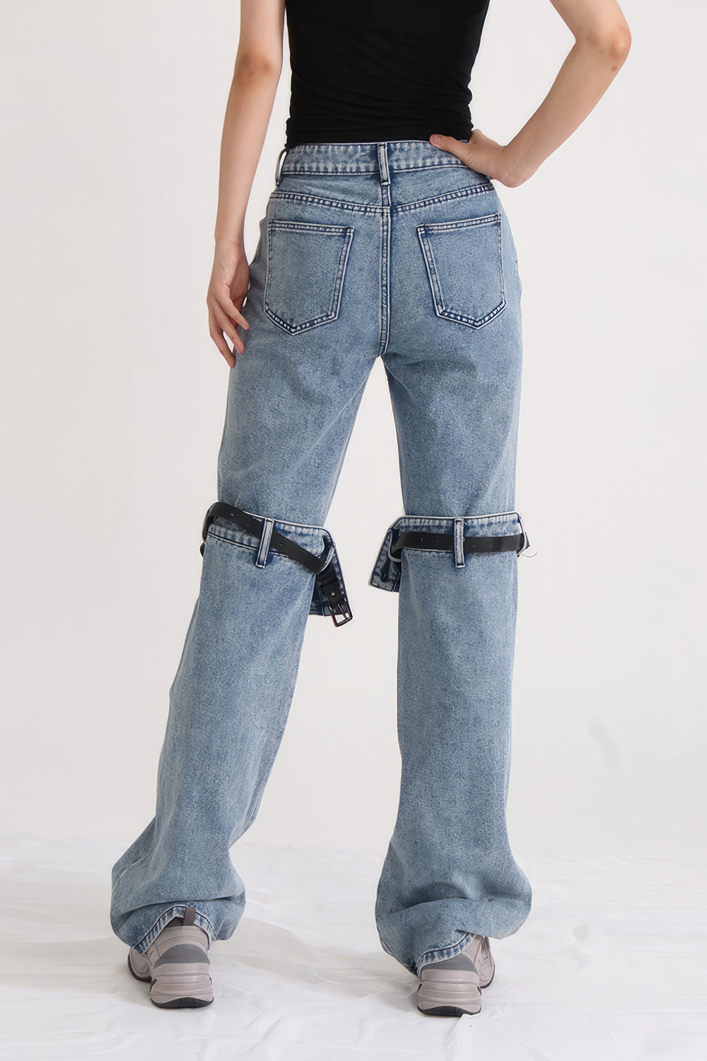 High Waist Jeans mit Knieausschnitten - Blau