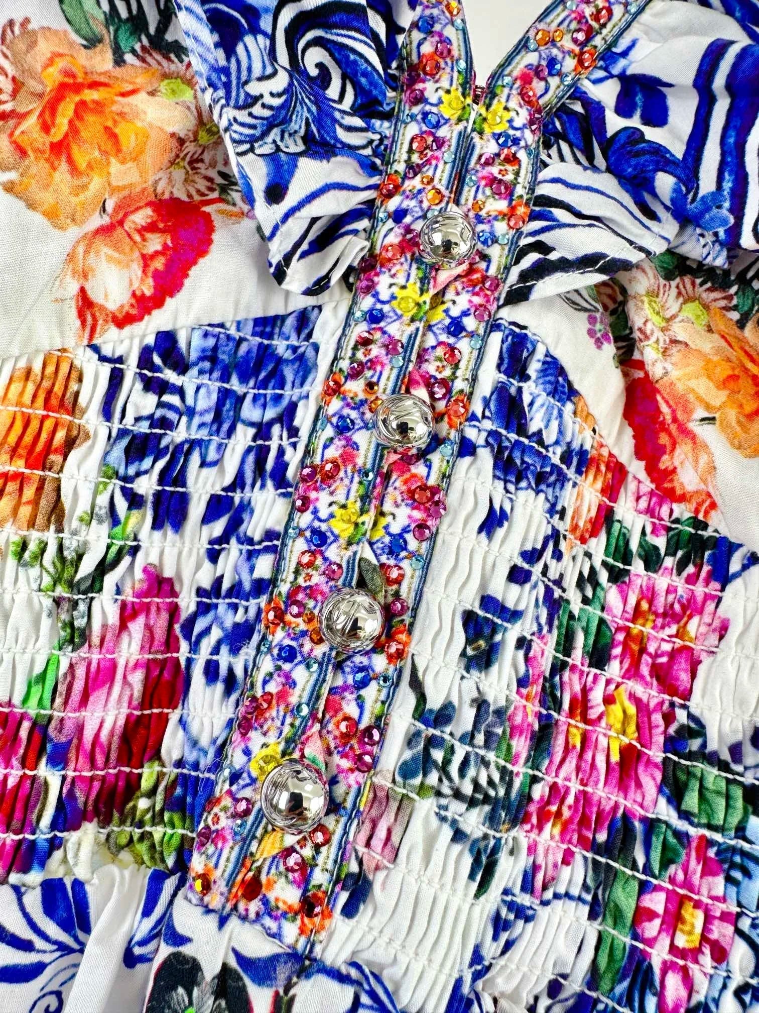 Vestido largo con vuelo y cuentas florales