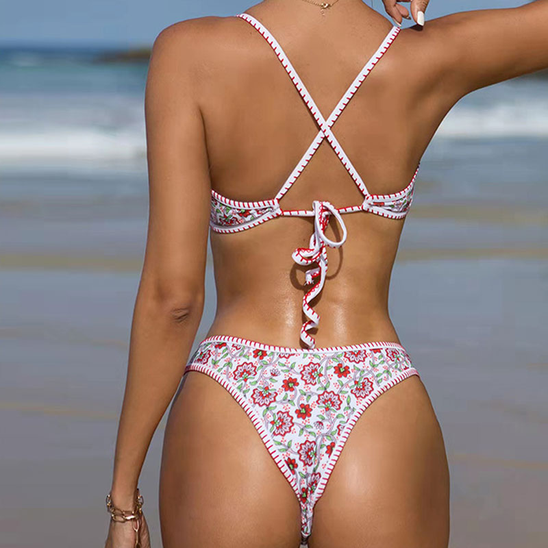 Traje de baño bikini brasileño de dos piezas con bralette de crochet floral y ribete de muesca