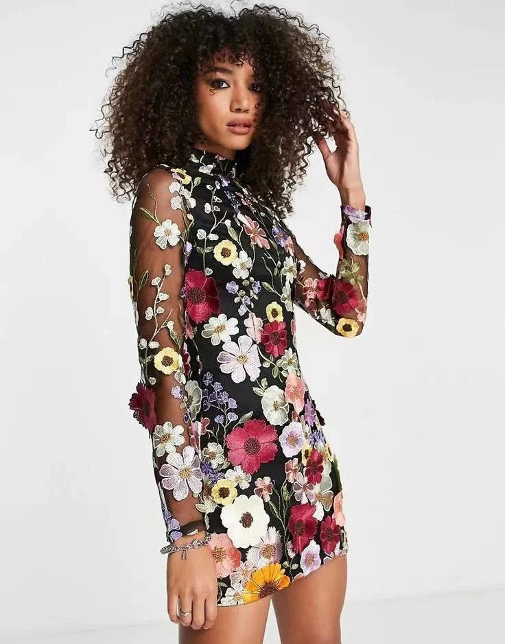 Perspectiva floral: minivestido tipo bandolera para mujer