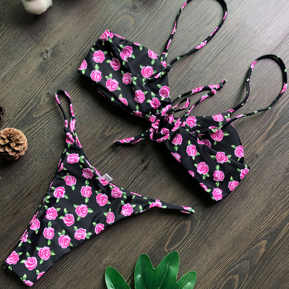 Brasilianischer zweiteiliger Bikini-Badeanzug mit Blumenmuster und geknoteter Vorderseite