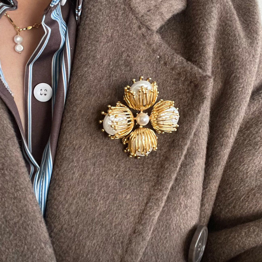 PARA TI EN PLENA FLORACIÓN Broche de capullo de flor de perla bañado en oro de 18 quilates