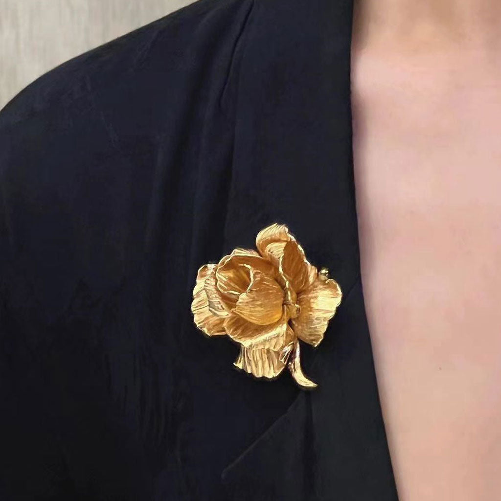 PARA TI EN PLENA FLORACIÓN Broche de rosa brillante bañado en oro de 18 quilates