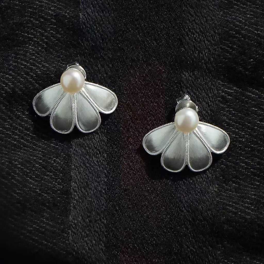 FOR YOU IN FULL BLOSSOM Luster Pearl Brushed Petal Stud Earrings