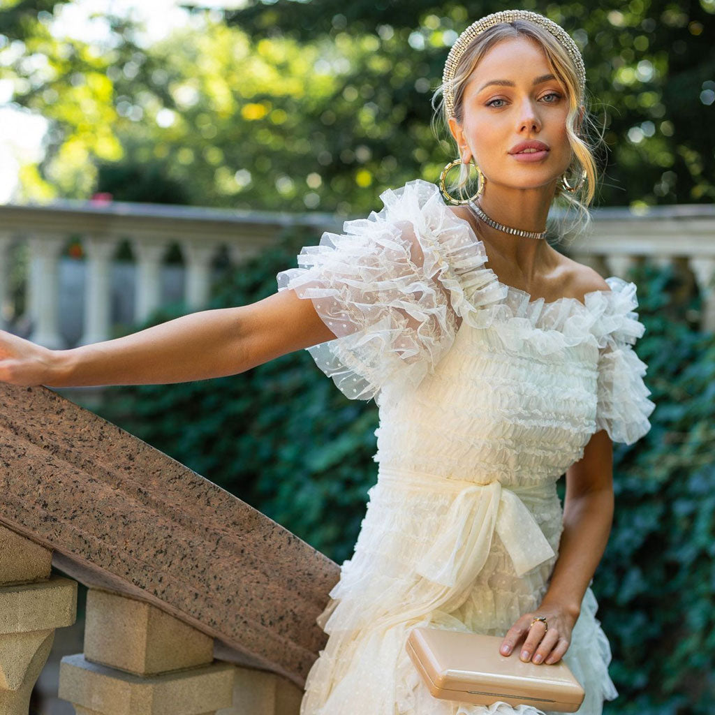 Vestido largo de tul con lunares, manga corta, hombros descubiertos y volantes estilo francés