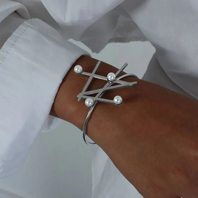 Geometrisches Armband- und Ringset aus Barockperlen-Imitation – Personalisierte Eleganz 