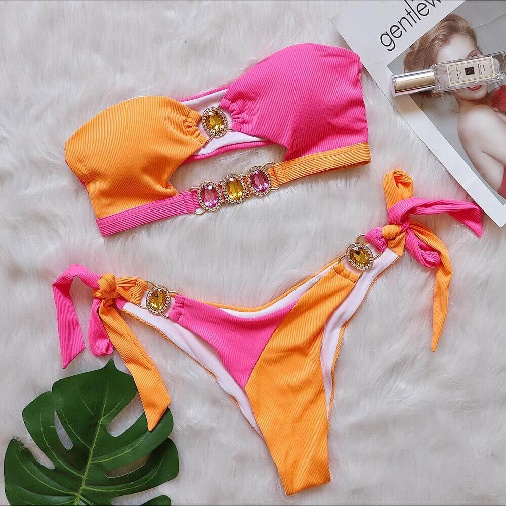 Traje de baño bikini brasileño de dos piezas con bandeau y bloques de color acanalados con cristales y purpurina