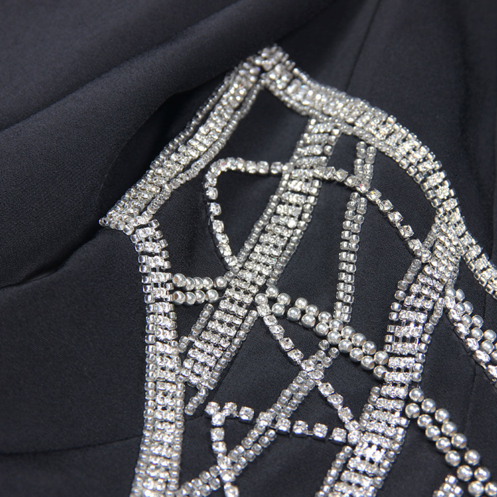 Maßgeschneiderter Blazer mit glitzerndem Kristallbesatz, steigendem Revers, langen Ärmeln und einem Knopf