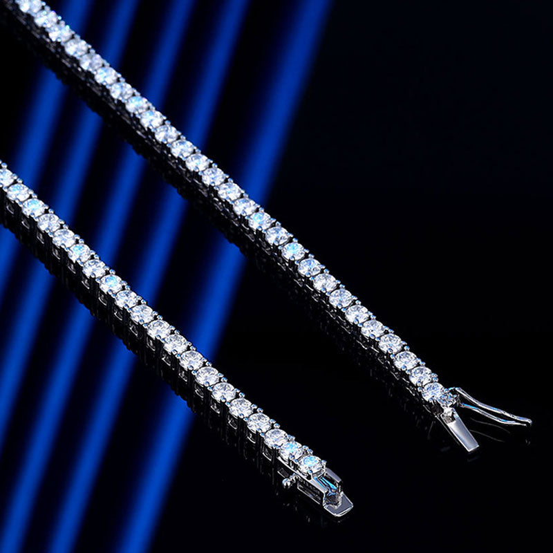 Glitzernde Tenniskette aus Sterlingsilber in V-Form mit abgestuftem Moissanit