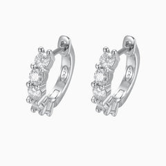 Pendientes Huggie de plata de ley con bisagra de moissanita de 3 mm y medio pavé