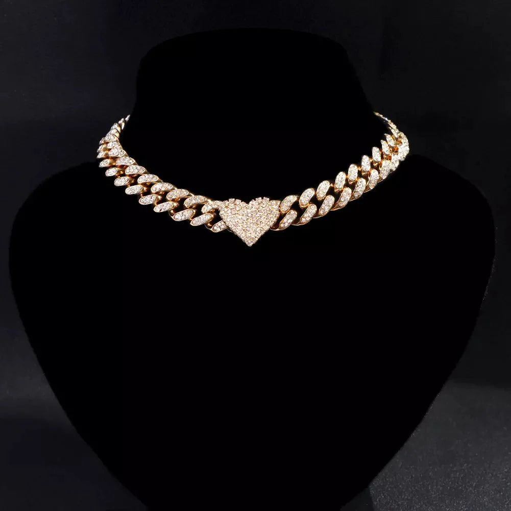 Iced Out Herzförmige Panzerkette in Kuba-Form – Strass-Halsband 