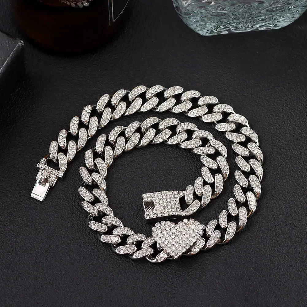 Iced Out Herzförmige Panzerkette in Kuba-Form – Strass-Halsband 