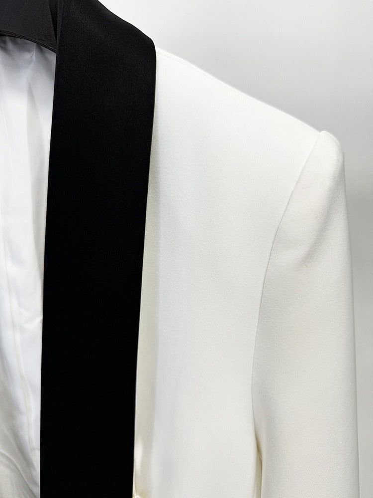 Schicker Kurzblazer mit kontrastierendem Revers, Schalkragen und Schulterpolstern – Weiß