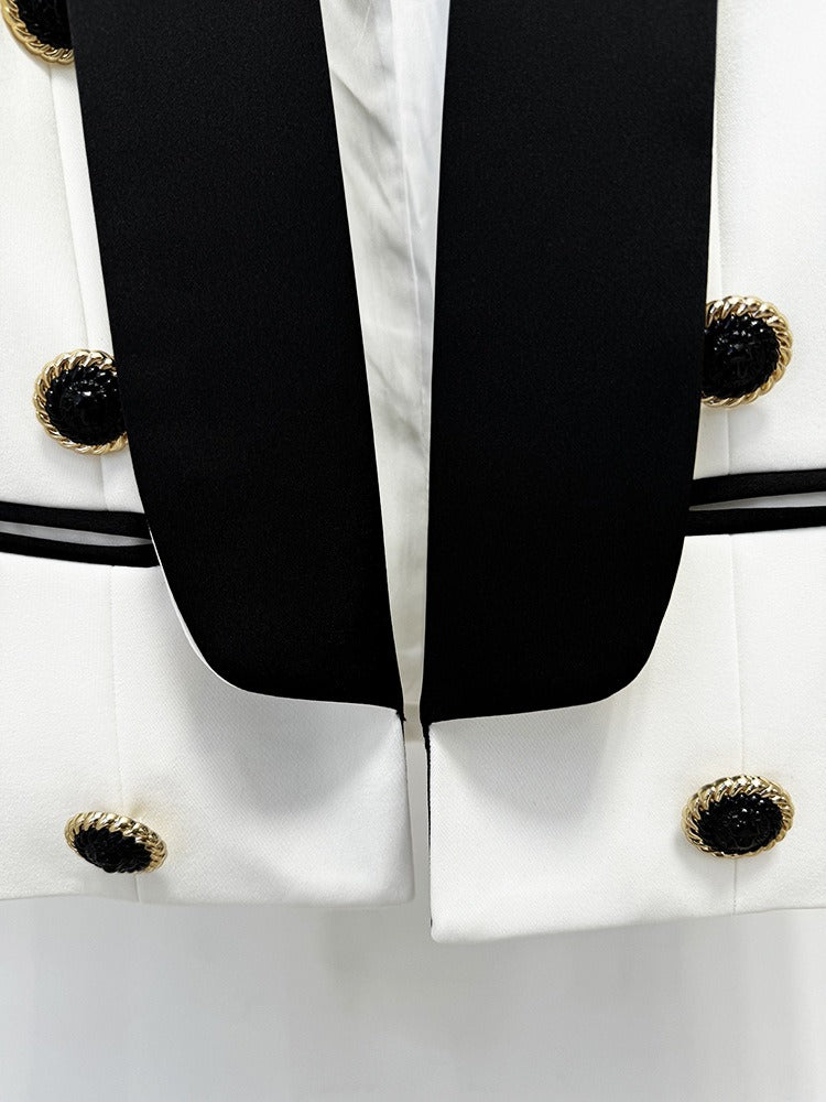 Schicker Kurzblazer mit kontrastierendem Revers, Schalkragen und Schulterpolstern – Weiß