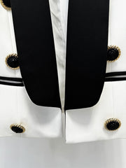 Schicker Kurzblazer mit kontrastierendem Revers, Schalkragen und Schulterpolstern – Weiß