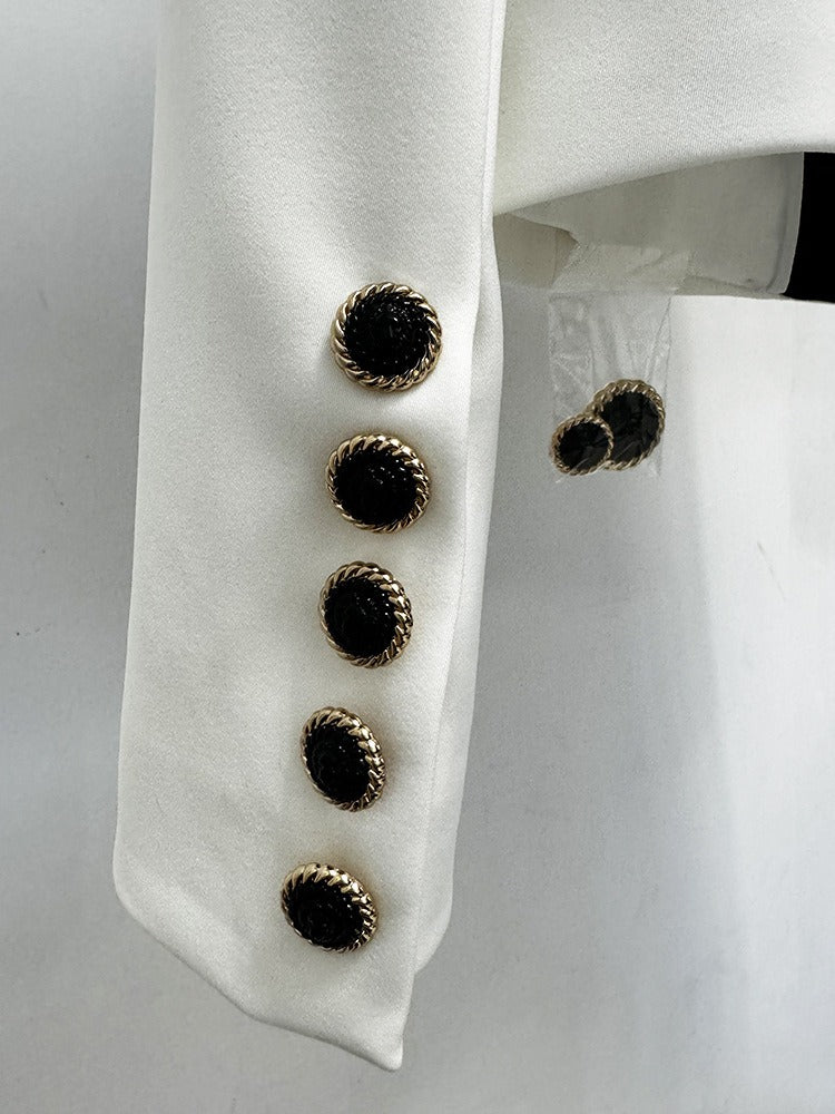 Schicker Kurzblazer mit kontrastierendem Revers, Schalkragen und Schulterpolstern – Weiß