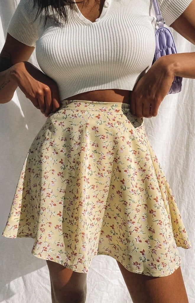 Minifalda con volantes, botones y estampado floral francés - Rojo