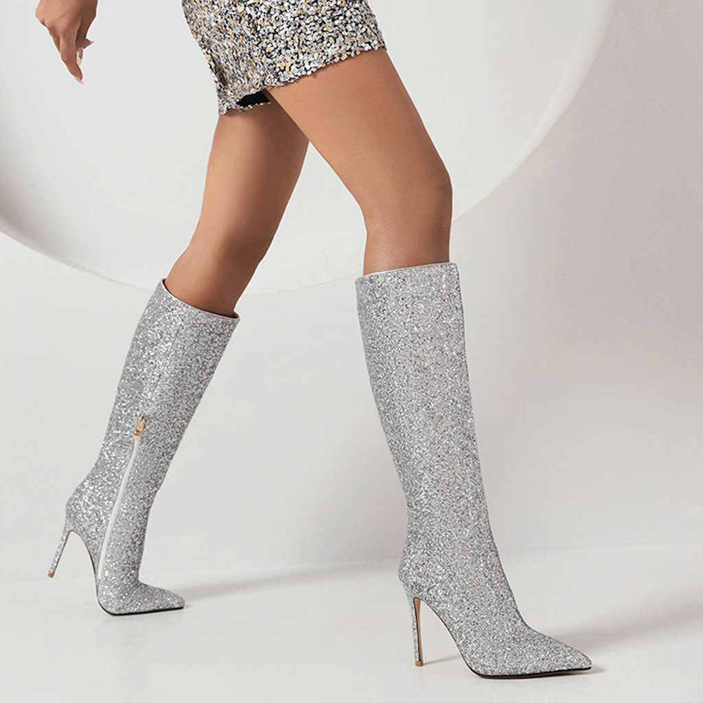 Glitzernde kniehohe Stiefel mit spitzer Zehenpartie und Stilettoabsatz - Silber