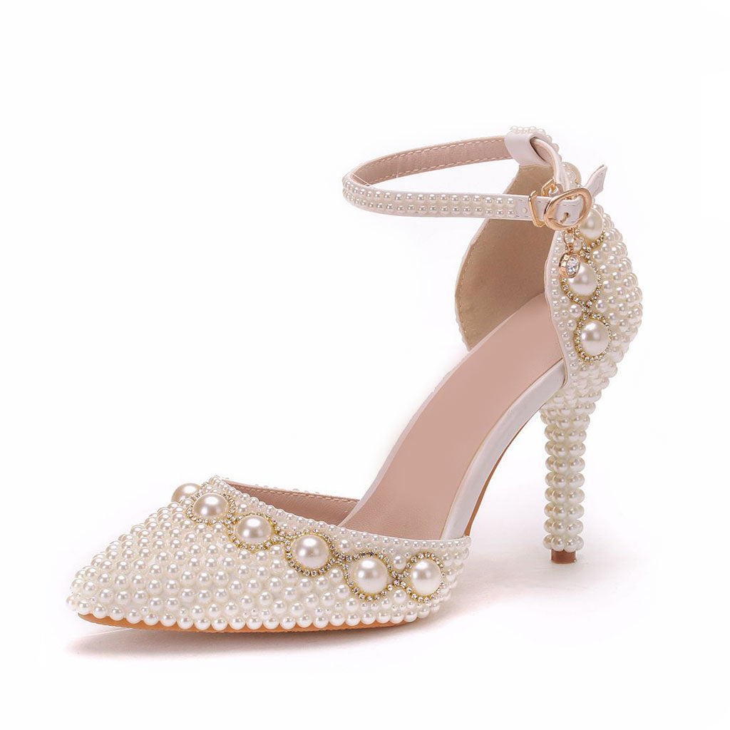 Perlenverzierte Stiletto-Sandalen mit Knöchelriemen und spitzer Zehenpartie - Beige