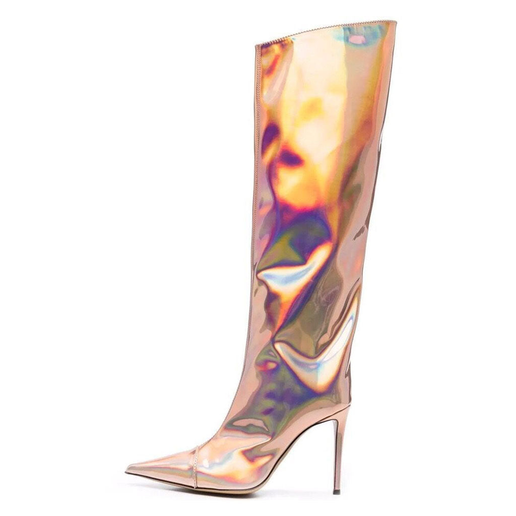 Kniehohe Stiletto-Stiefel aus Lackleder mit spitzer Spitze in Metallic-Optik - Champagner