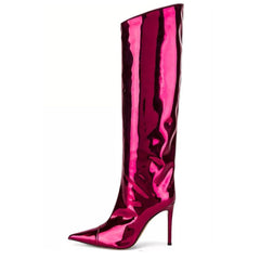 Kniehohe Stiletto-Stiefel aus Lackleder mit spitzer Spitze in Metallic-Optik - Fuchsia