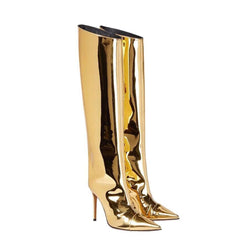 Kniehohe Stiletto-Stiefel aus Lackleder mit spitzer Spitze in Metallic-Optik - Gold