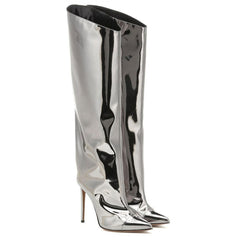 Kniehohe Stiletto-Stiefel aus Lackleder mit spitzer Spitze in Metallic-Optik - Silber