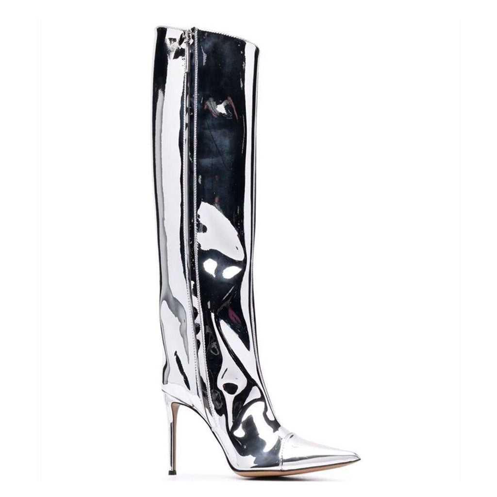 Kniehohe Stiletto-Stiefel aus Lackleder mit spitzer Spitze in Metallic-Optik - Silber