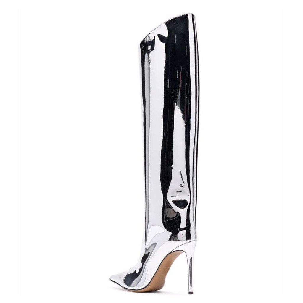 Kniehohe Stiletto-Stiefel aus Lackleder mit spitzer Spitze in Metallic-Optik - Silber