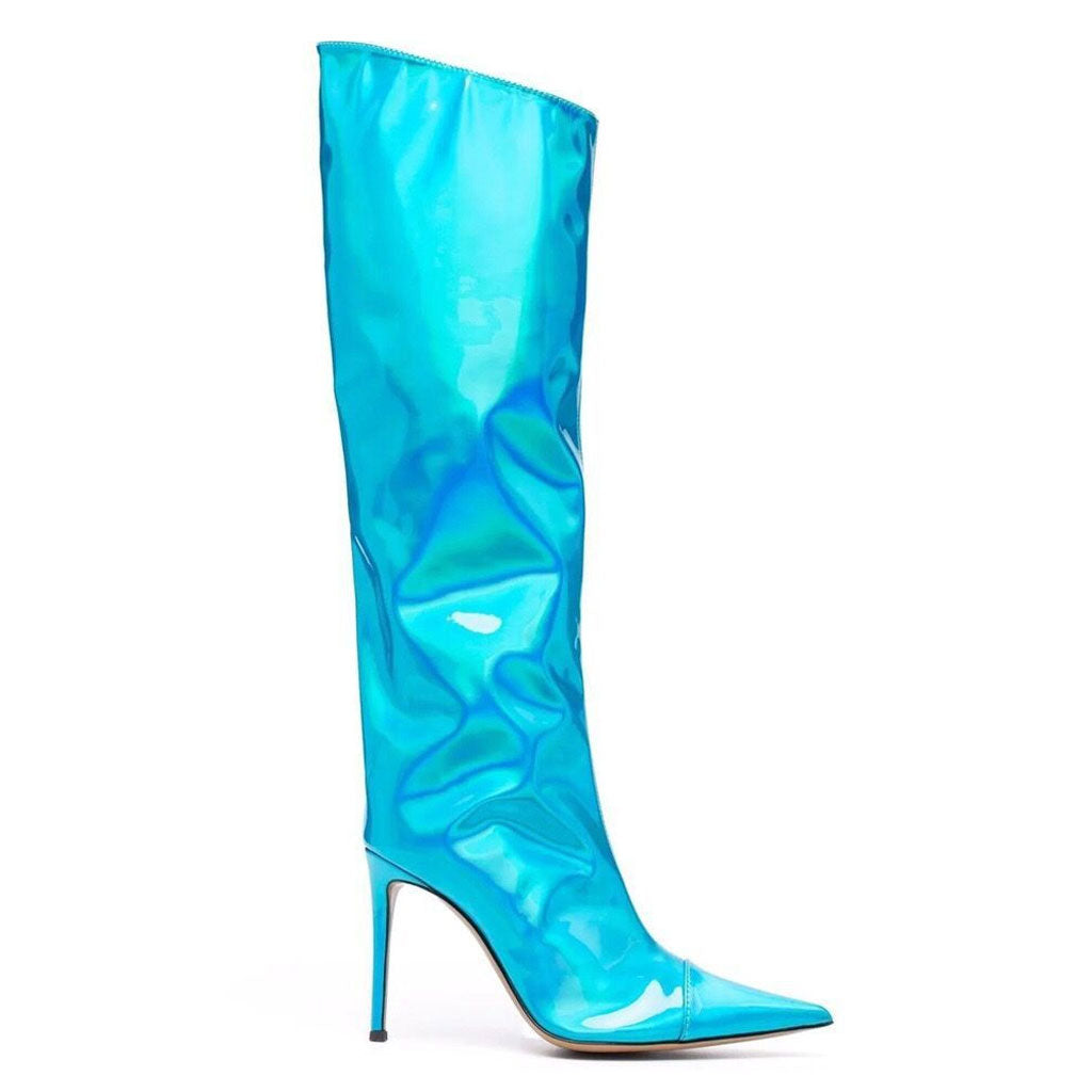 Kniehohe Stiletto-Stiefel aus Lackleder mit spitzer Spitze in Metallic-Optik - Himmelblau