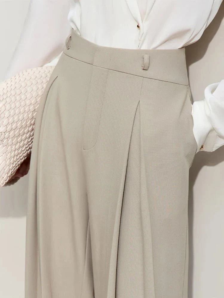 Minimalistische Bundfaltenhose mit weitem Bein