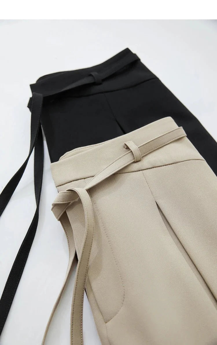 Minimalistische Bundfaltenhose mit weitem Bein